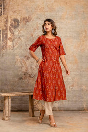 Side pose of pure cotton kurta for women