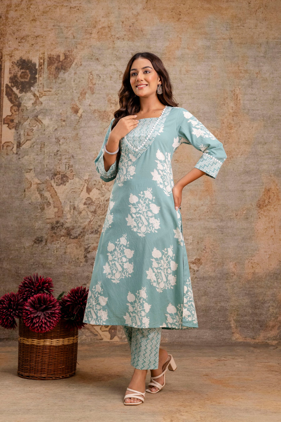 Square neck kurta with printed pants set