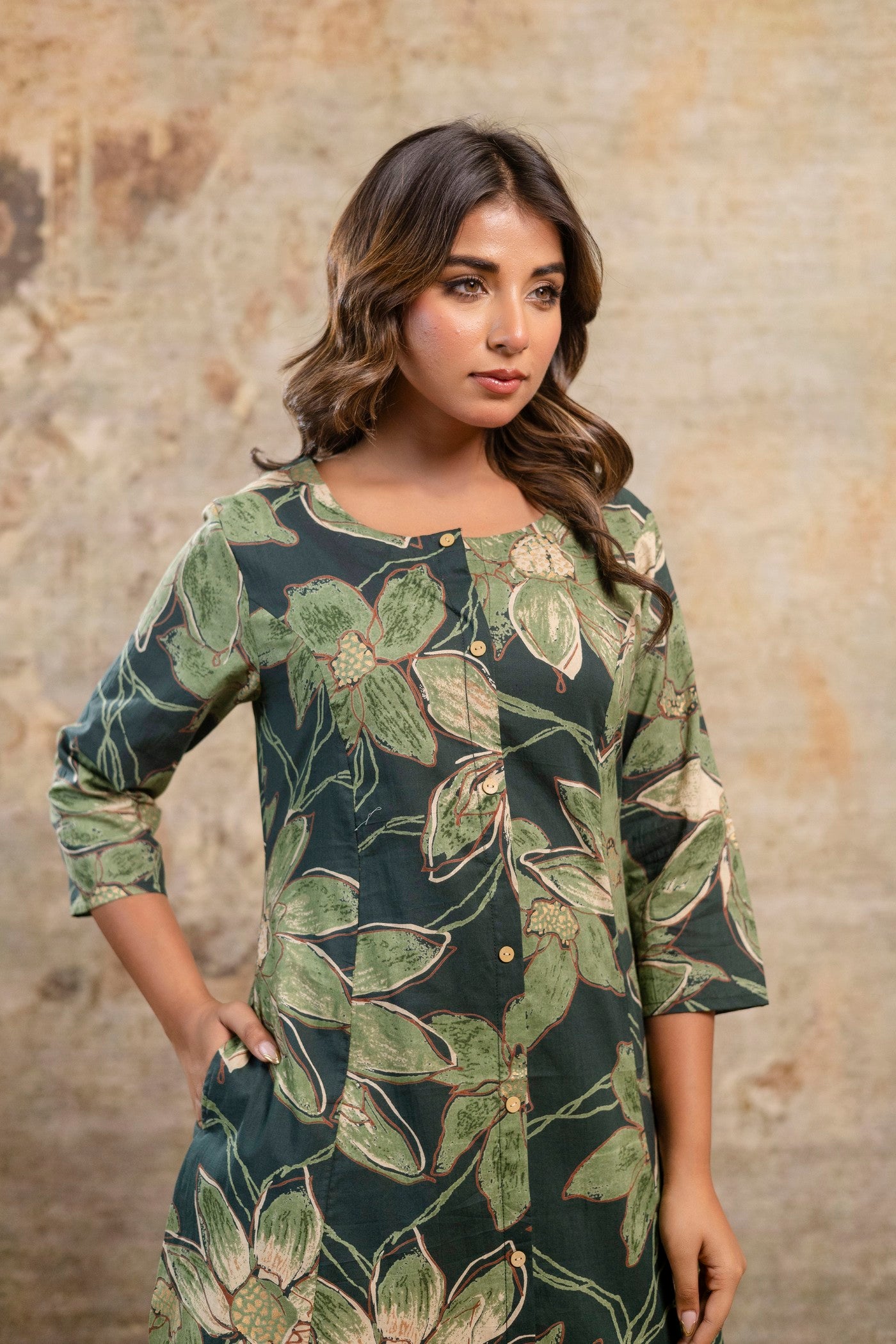 Women’s green straight-fit kurta with side pockets