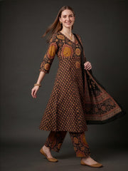 Traditional Indian Kurta Set with Straight Pants