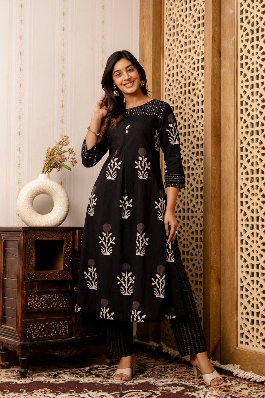 Elegant Black Floral Kurta Set for WomenEnsemble