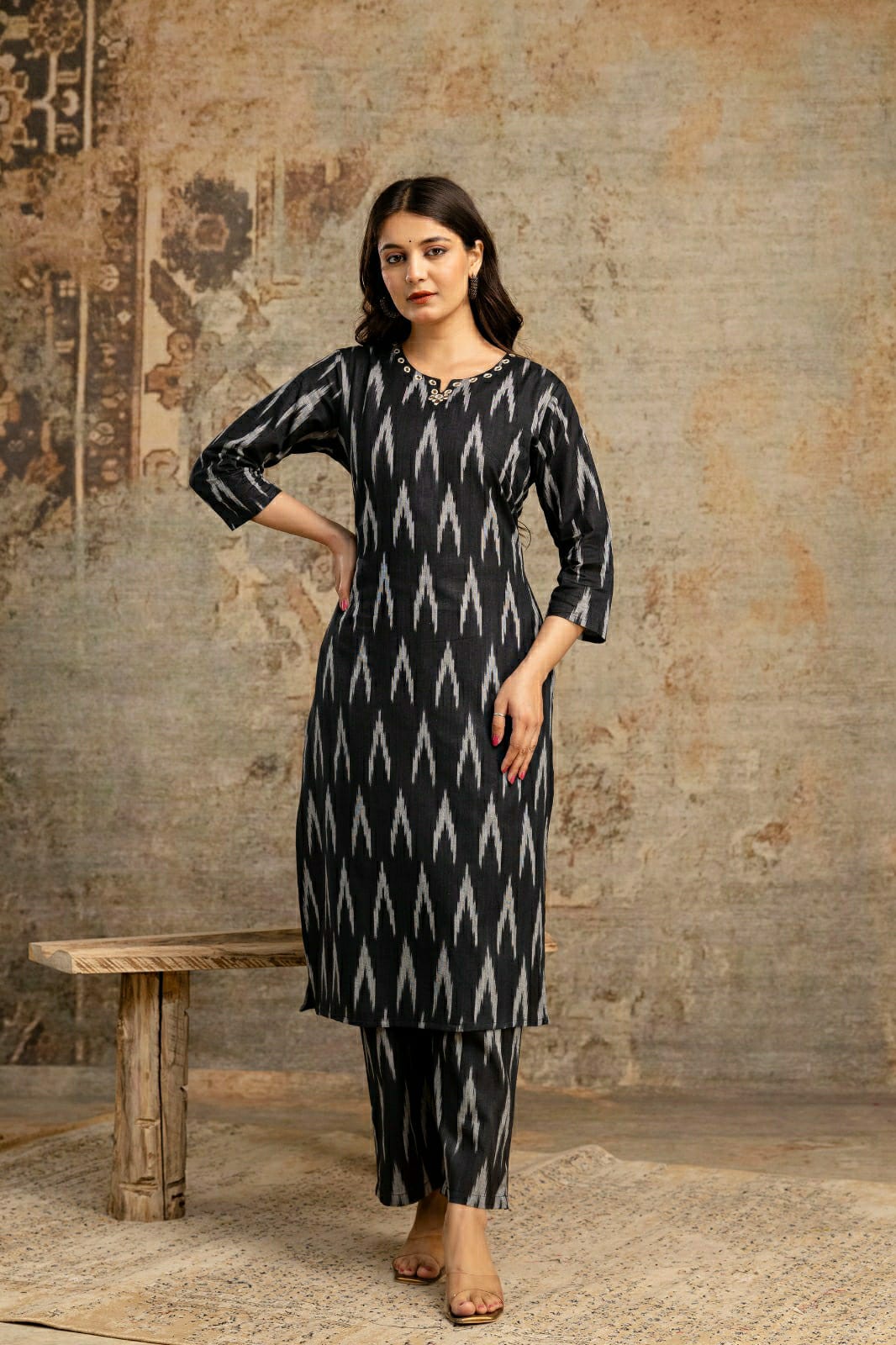 Woman in black Ikat printed kurta set