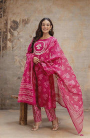 Pink kurta pant dupatta set with white prints